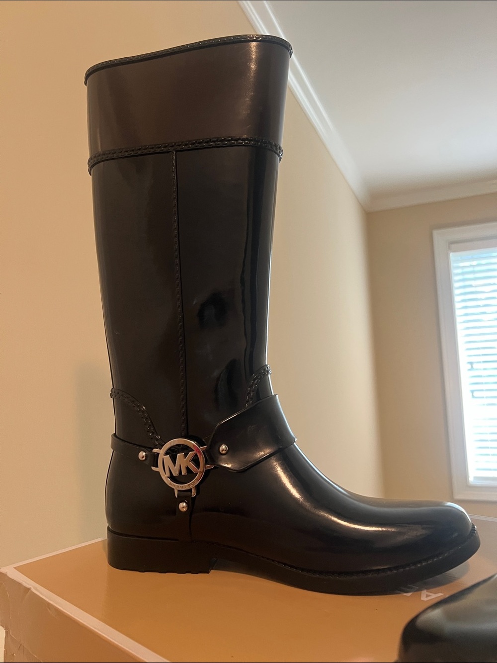 Michael Kors Black Logo, Glossy Tall Women's Boot. EXCELLENT CONDITION. Size: 9 - Picture 5 of 11